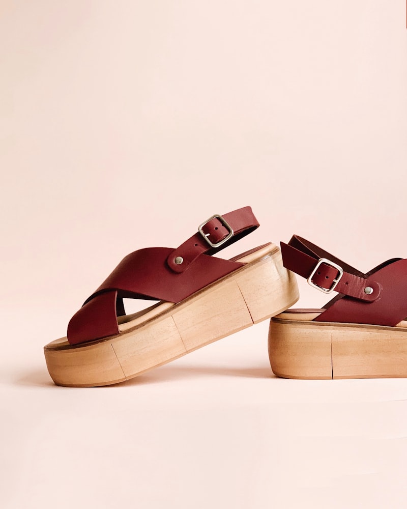 Sandalias doradas verano mujer elegante playa